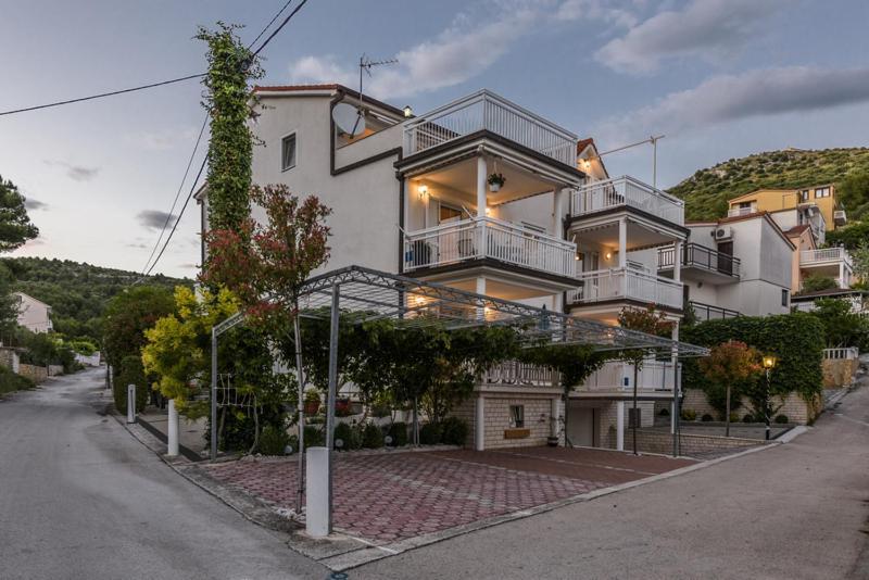 Apartments Luka - Trogir, Marina 150M From The Beach 외부 사진