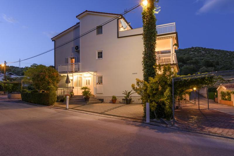 Apartments Luka - Trogir, Marina 150M From The Beach 외부 사진
